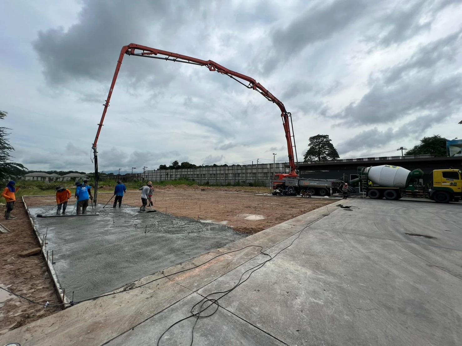 13 - https://ฉัตรภูรินท์รับเหมาเทพื้นคอนกรีต.com | ฉัตรภูรินท์ รับเหมาเทพื้นคอนกรีต รับเทพื้นปูน ลานจอดรถ พื้นขัดมัน ครบวงจร โดยทีมงานผู้เชี่ยวชาญประสบการณ์ 15 ปี การันตีคุณภาพ งบไม่บานปลาย รับประกันผลงาน และหักเงินประกันผลงาน