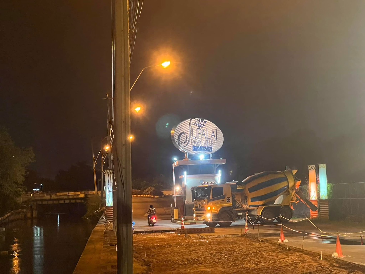 6 - https://ฉัตรภูรินท์รับเหมาเทพื้นคอนกรีต.com | ฉัตรภูรินท์ รับเหมาเทพื้นคอนกรีต รับเทพื้นปูน ลานจอดรถ พื้นขัดมัน ครบวงจร โดยทีมงานผู้เชี่ยวชาญประสบการณ์ 15 ปี การันตีคุณภาพ งบไม่บานปลาย รับประกันผลงาน และหักเงินประกันผลงาน