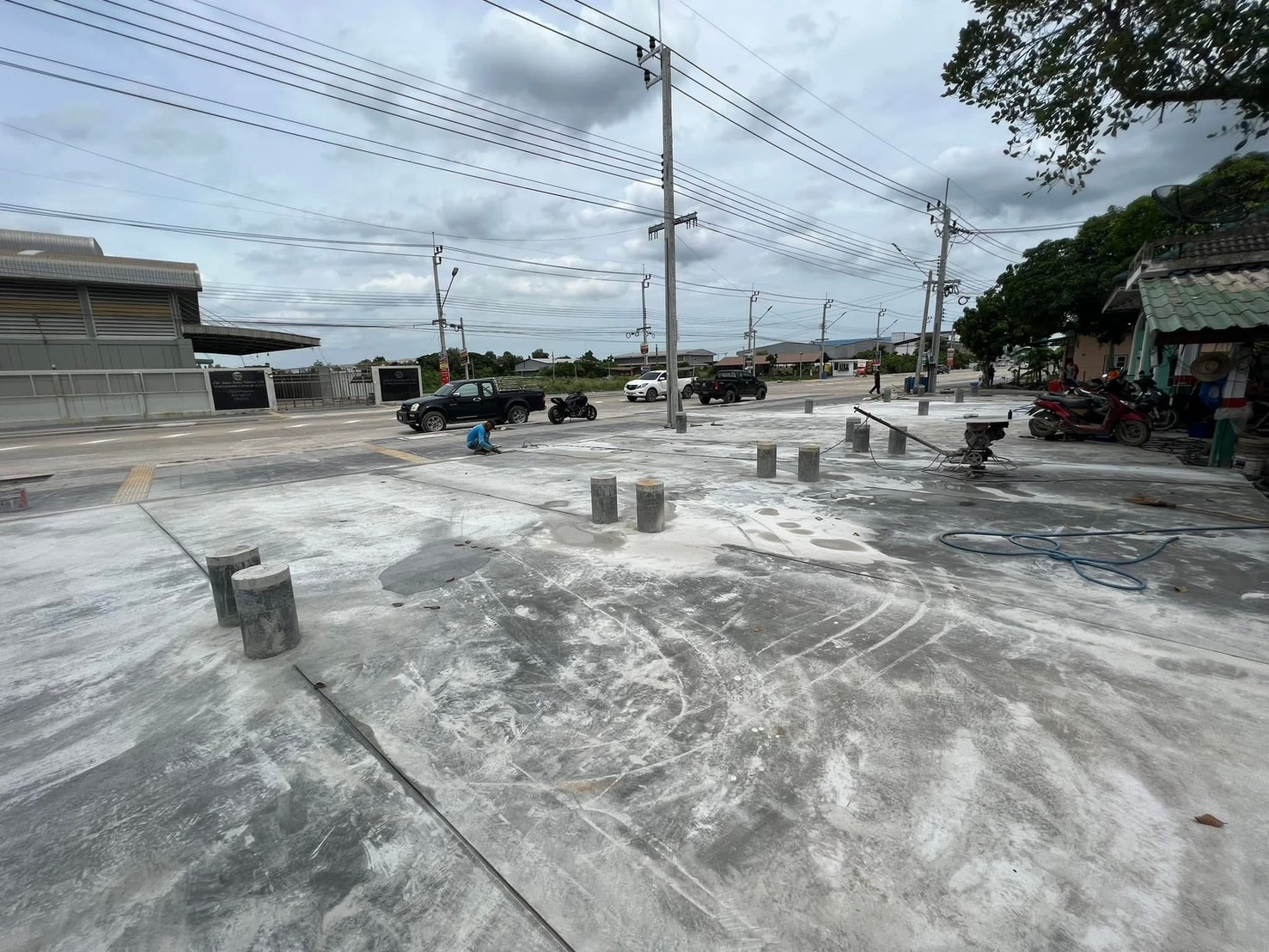 8 - https://ฉัตรภูรินท์รับเหมาเทพื้นคอนกรีต.com | ฉัตรภูรินท์ รับเหมาเทพื้นคอนกรีต รับเทพื้นปูน ลานจอดรถ พื้นขัดมัน ครบวงจร โดยทีมงานผู้เชี่ยวชาญประสบการณ์ 15 ปี การันตีคุณภาพ งบไม่บานปลาย รับประกันผลงาน และหักเงินประกันผลงาน