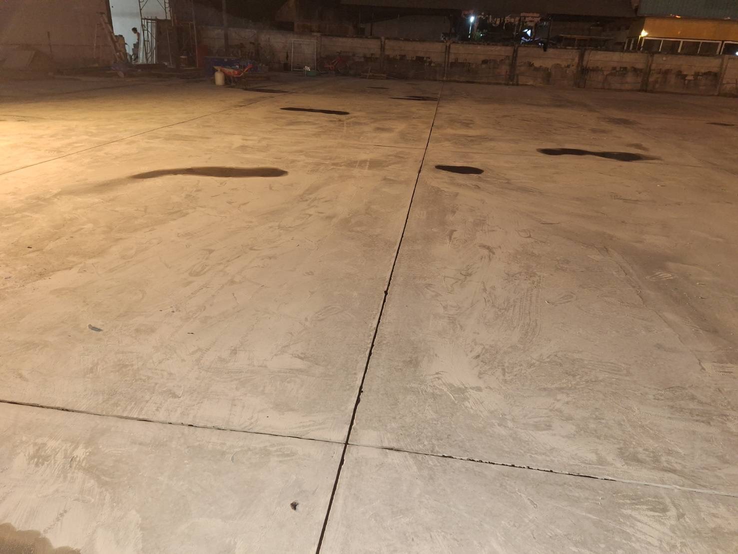 4 - https://ฉัตรภูรินท์รับเหมาเทพื้นคอนกรีต.com | ฉัตรภูรินท์ รับเหมาเทพื้นคอนกรีต รับเทพื้นปูน ลานจอดรถ พื้นขัดมัน ครบวงจร โดยทีมงานผู้เชี่ยวชาญประสบการณ์ 15 ปี การันตีคุณภาพ งบไม่บานปลาย รับประกันผลงาน และหักเงินประกันผลงาน