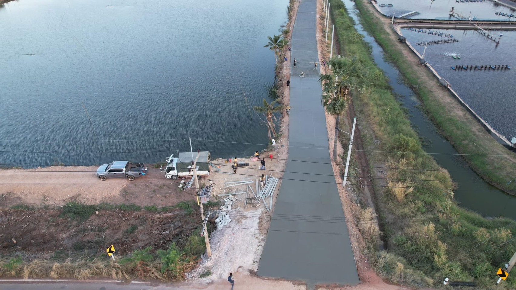 2 - https://ฉัตรภูรินท์รับเหมาเทพื้นคอนกรีต.com | ฉัตรภูรินท์ รับเหมาเทพื้นคอนกรีต รับเทพื้นปูน ลานจอดรถ พื้นขัดมัน ครบวงจร โดยทีมงานผู้เชี่ยวชาญประสบการณ์ 15 ปี การันตีคุณภาพ งบไม่บานปลาย รับประกันผลงาน และหักเงินประกันผลงาน